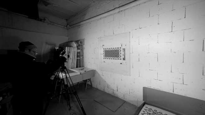 Portrait-Vidéo #201, l'artiste photographie les œuvres des 