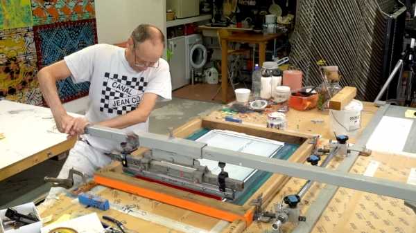 Portrait-Video #125 | Artist Jean-Pierre Sergent screen-printing the "Karma-Kali, Sexual Dreams & Paradoxes" series