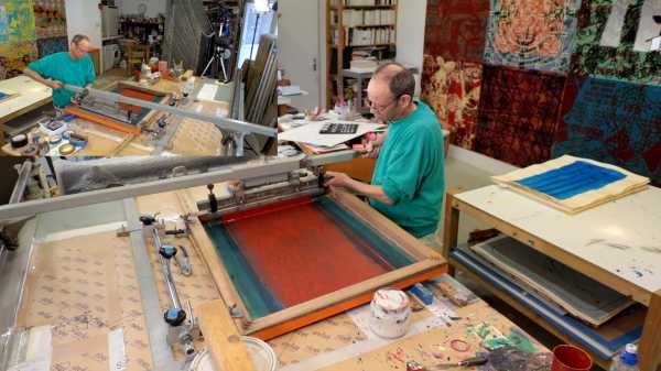 Portrait-Video #127 | Artist Jean-Pierre Sergent screen-printing the "Karma-Kali, Sexual Dreams & Paradoxes" series