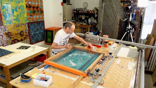 Portrait-Video #122 | Artist Jean-Pierre Sergent screen-printing the "Karma-Kali, Sexual Dreams & Paradoxes" series