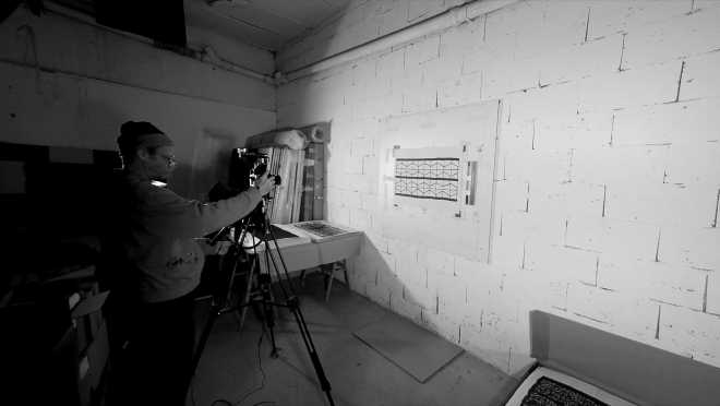Portrait-Vidéo #200, l'artiste photographie les œuvres des 