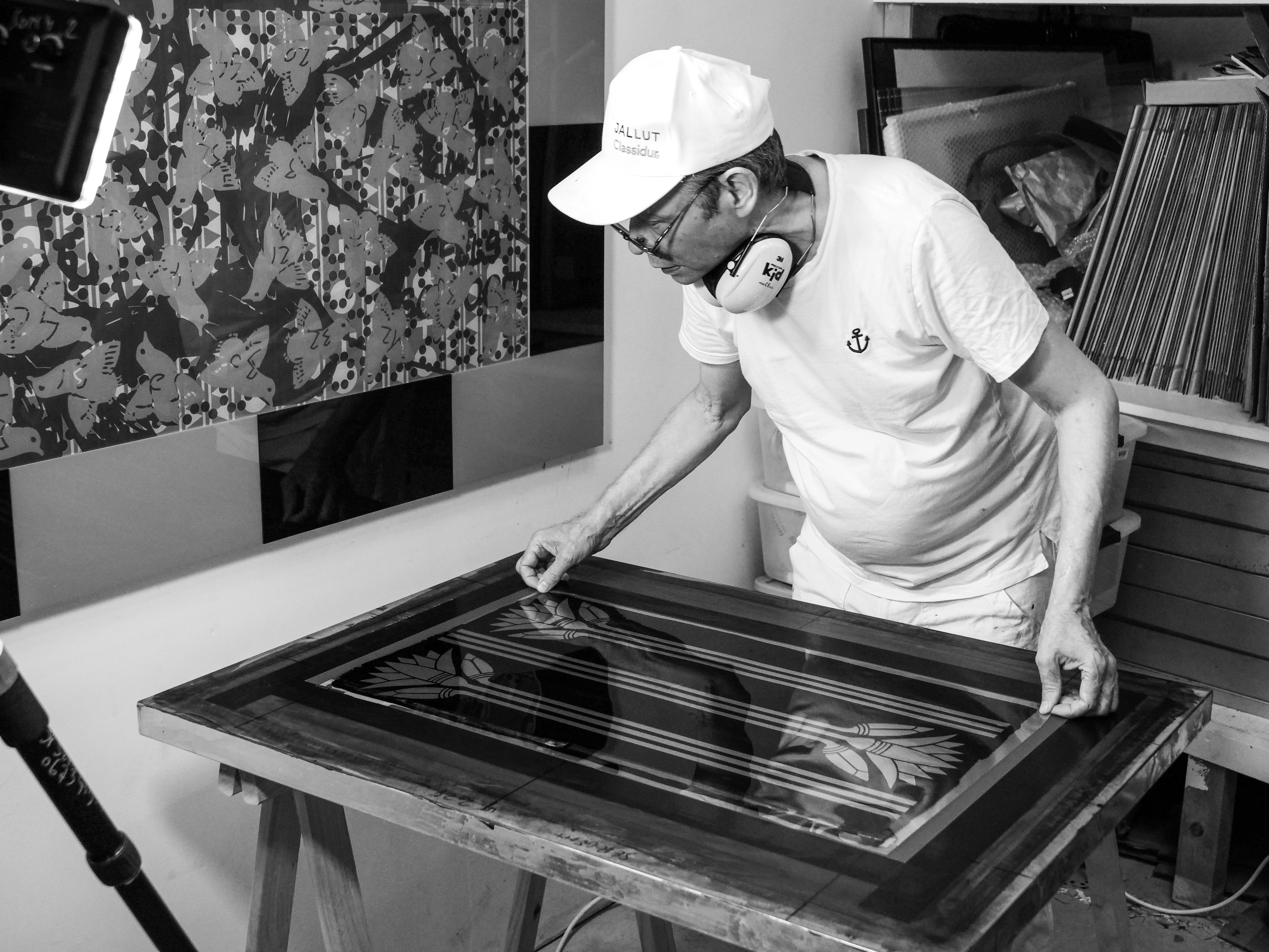Artist working in his studio #20, exposing the silk-screen frames with the positifs films, photo by Lionel Georges, August 13th 2024.