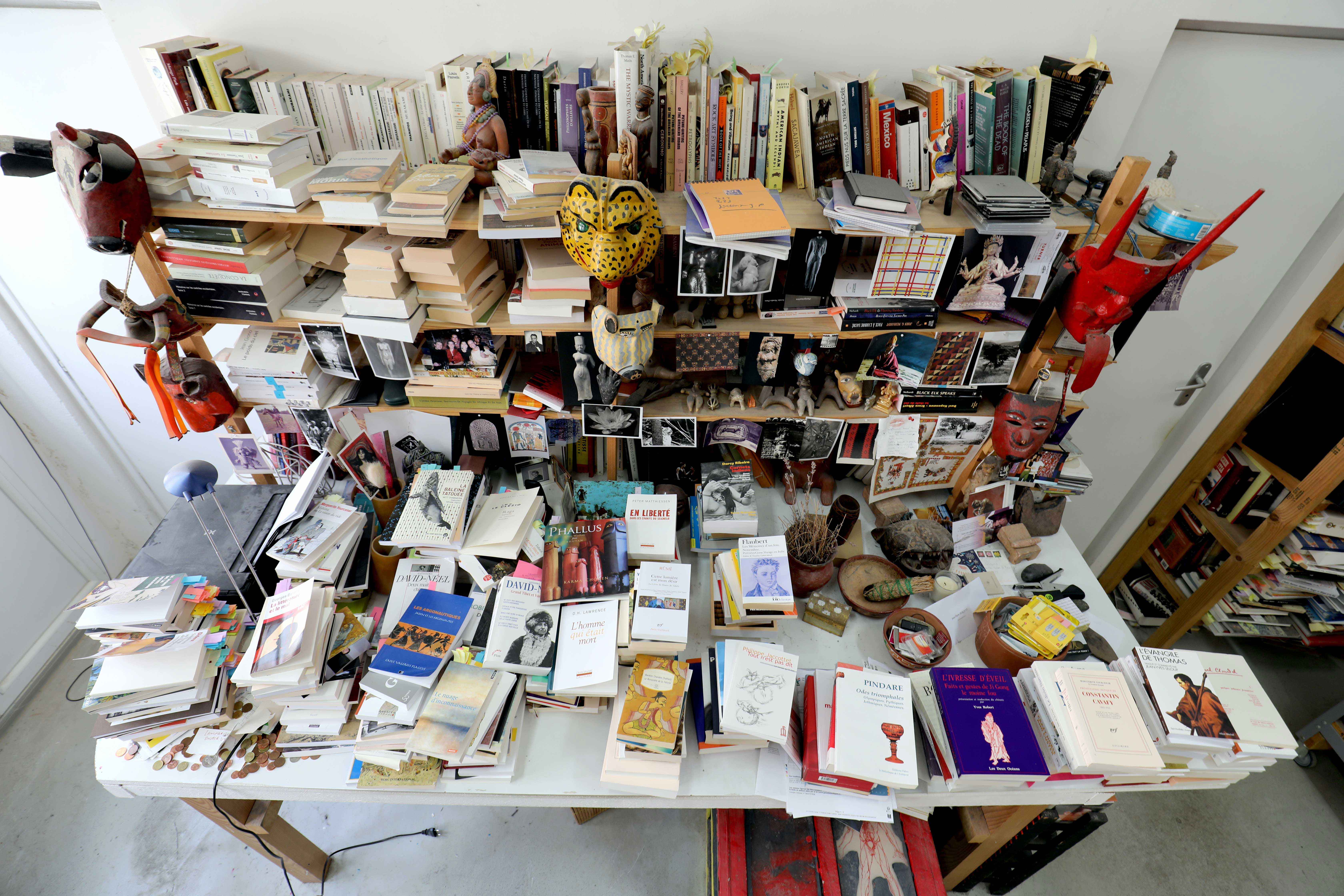 Photo de la biblioth&egrave;que de JPS, le 30 ao&ucirc;t 2026, &agrave; gauche les livres lus et aux extraits scann&eacute;s pour la plupart et &agrave; droite, les livres &agrave; lire !